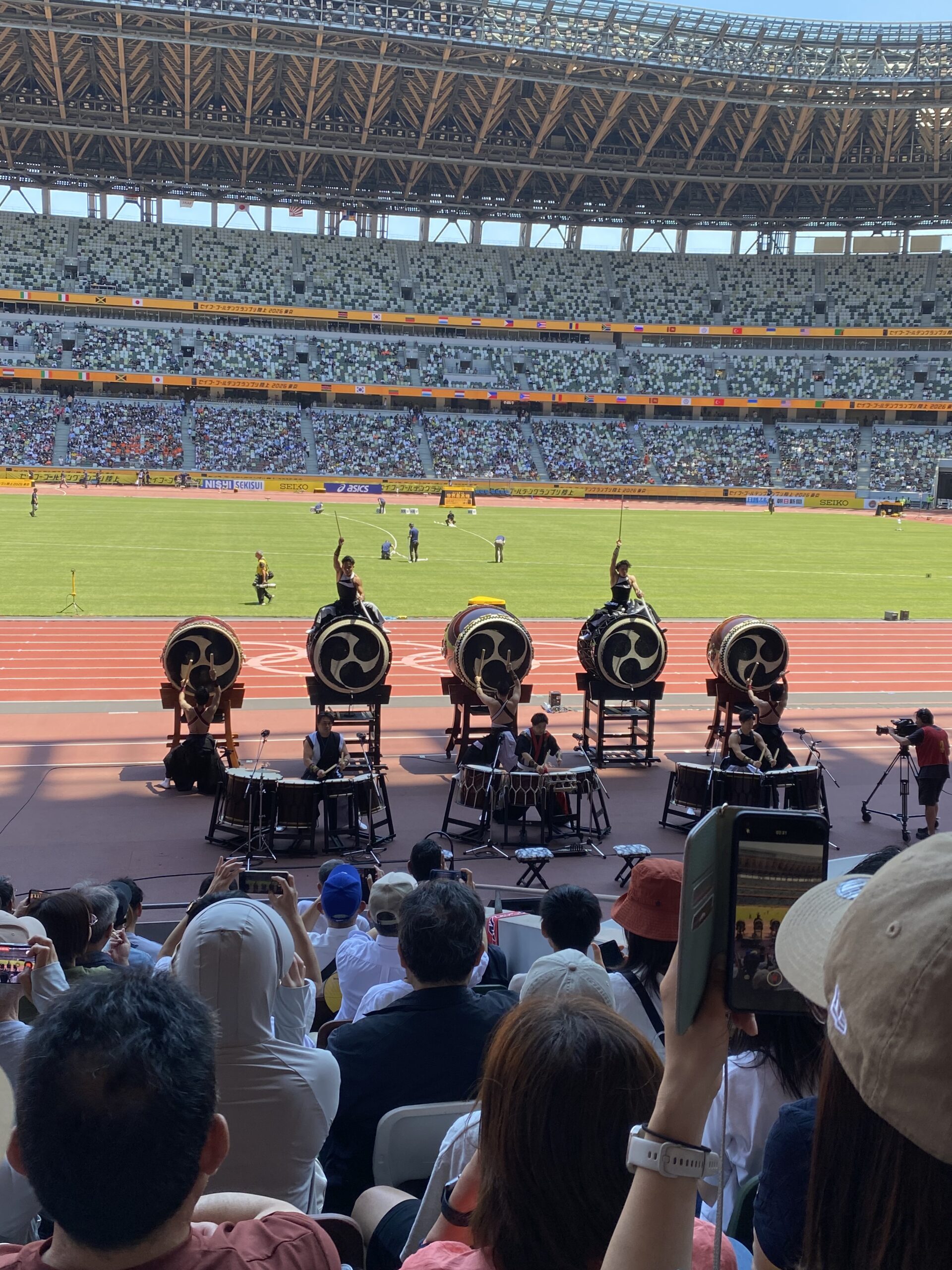 国立競技場に響く和太鼓の演奏