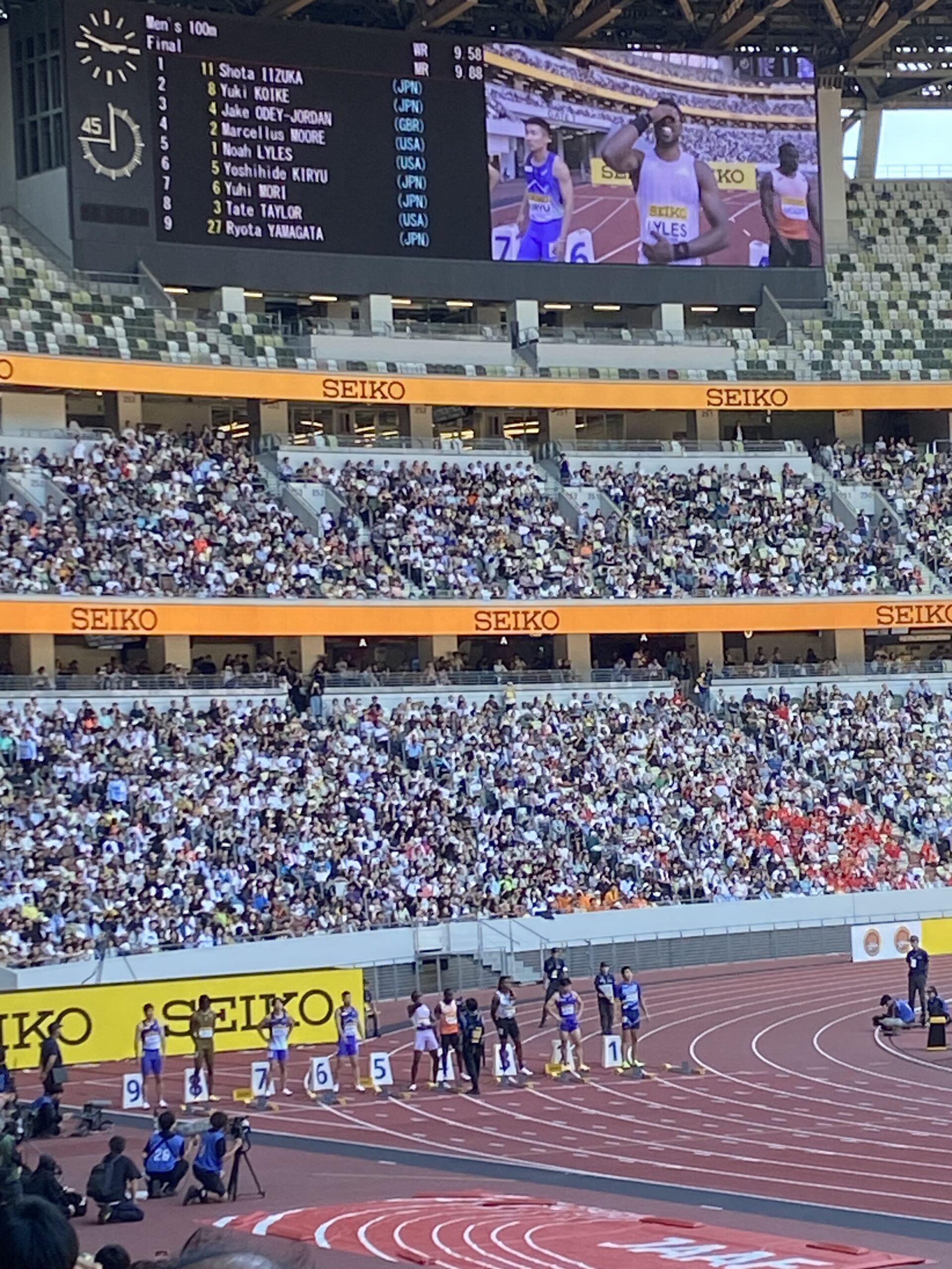 男子100m決勝前、スタートラインに並ぶ選手たち