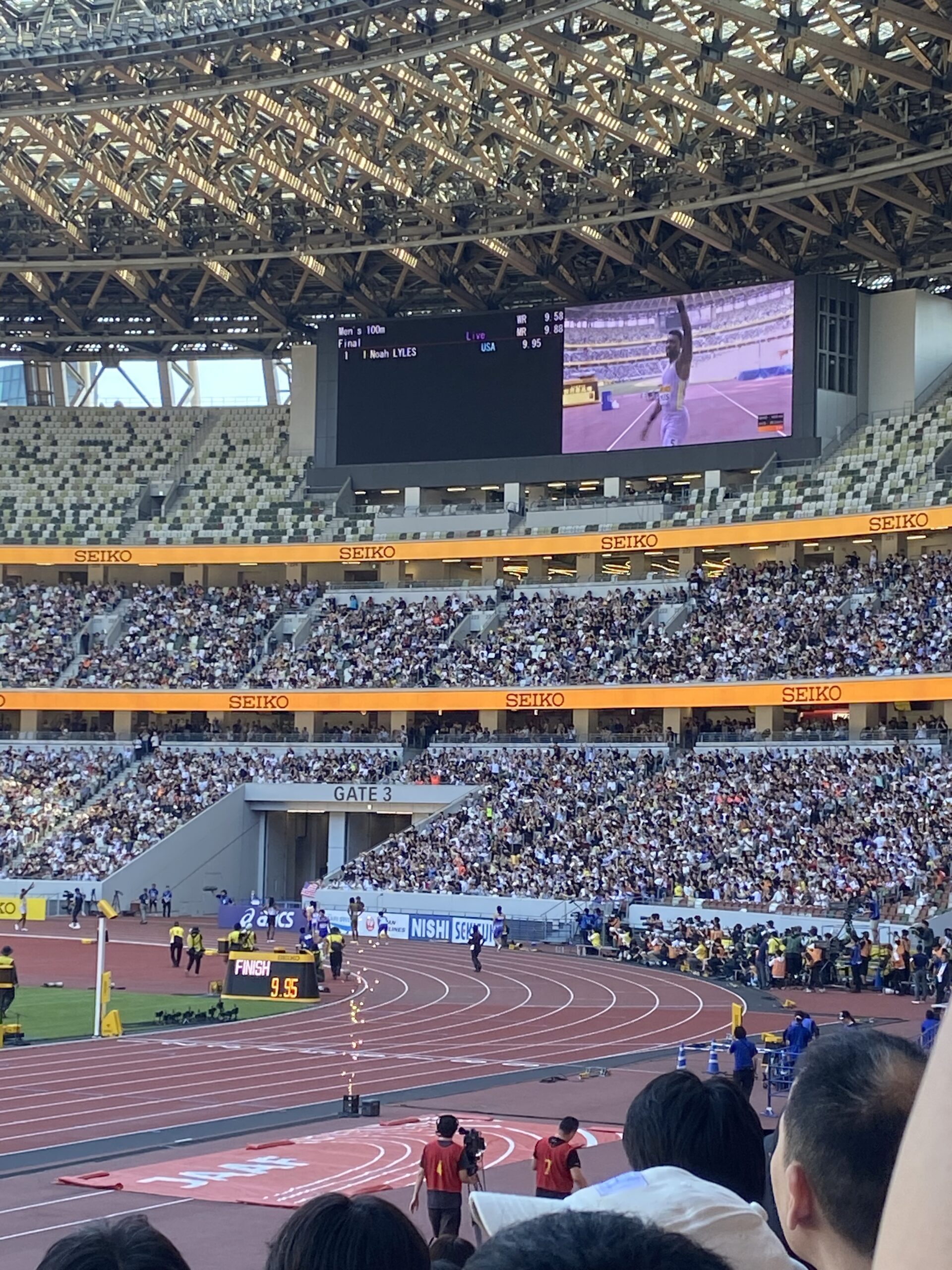 
    </figure>

    <p>結果は、ノア・ライルズ選手が<strong>9秒95</strong>で優勝。</p>

    <p>桐生祥秀選手も世界のトップスプリンターたちと同じトラックで力走し、スタジアム全体が大きく沸きました。</p>



    <p>100mはわずか10秒前後の競技です。</p>

    <p>しかしその10秒に、何年もの練習、技術、筋力、集中、そして呼吸が詰まっています。</p>

    <p>スタート前の静寂。</p>

    <p>号砲。</p>

    <p>一斉に飛び出す選手たち。</p>

 

 

    <!-- 写真8：フィニッシュ後、9秒95が表示された写真をここに挿入 -->
    <figure>
      <img decoding=